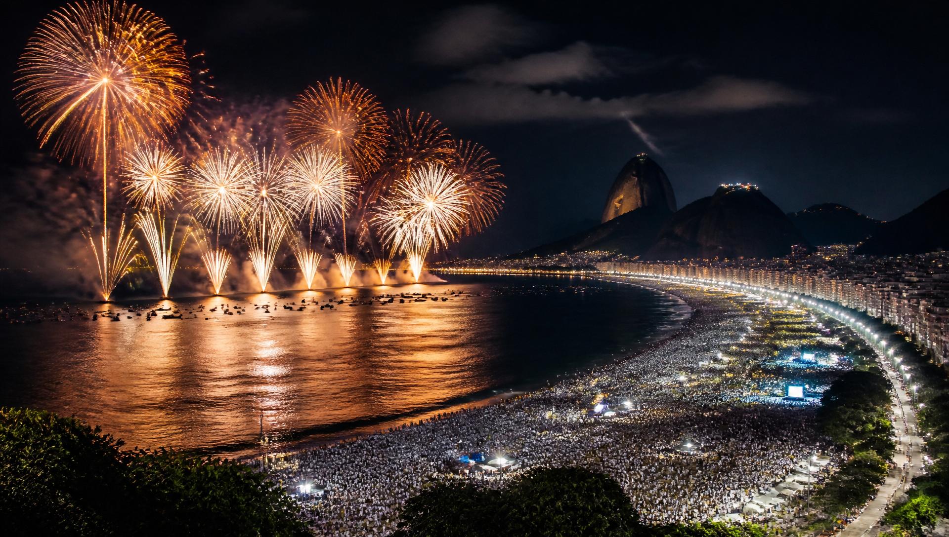 Feu d'artifice du Réveillon sur la plage de Copacabana à Rio de Janeiro