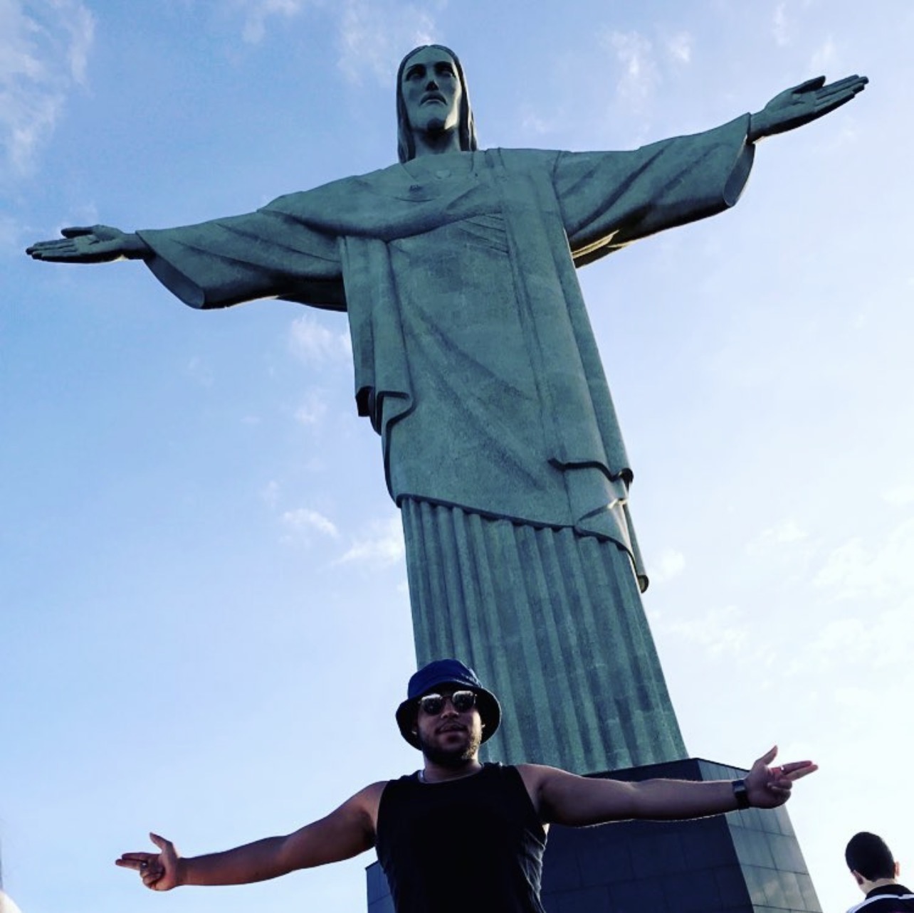 Rafael, fondateur de JEITINHO, devant le Christ Rédempteur à Rio